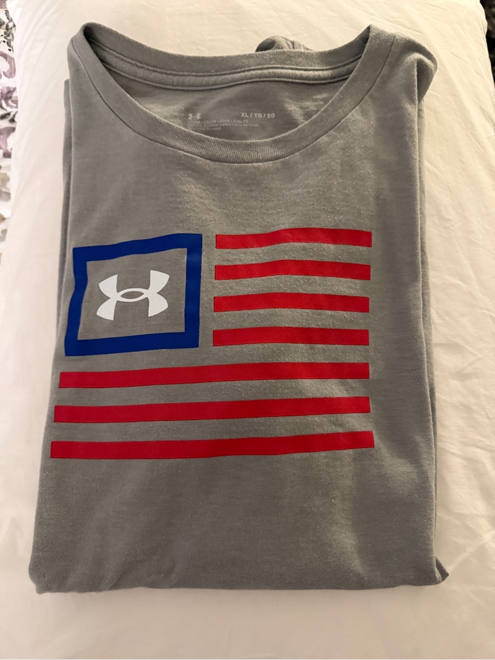 Under Armour womens Gray Short-Sleeve Tee with Red Stripes & Blue Logo Box xl